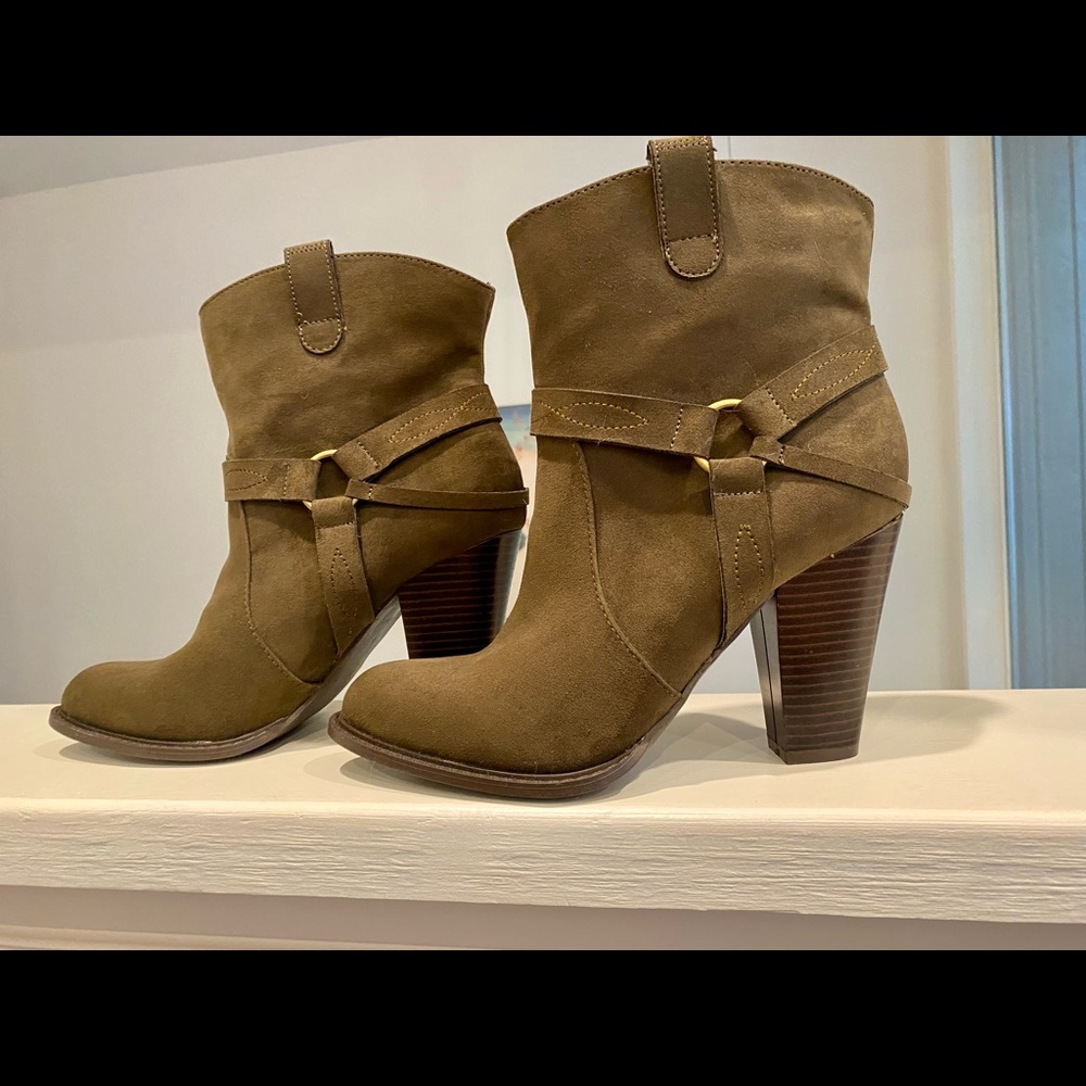 Green ankle boots
